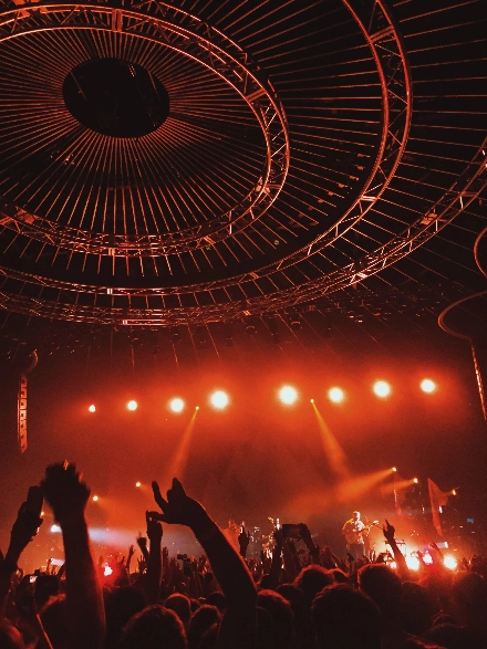 Photo salle de concert, foule en délire avec spots rouge
