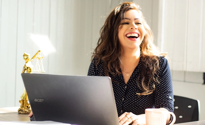 Portrait d'une avocate souriante avec son café et son pc acer