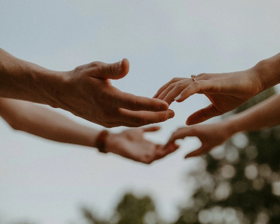 Photo d'union, deux mariés un homme et une femme se tenant les mains