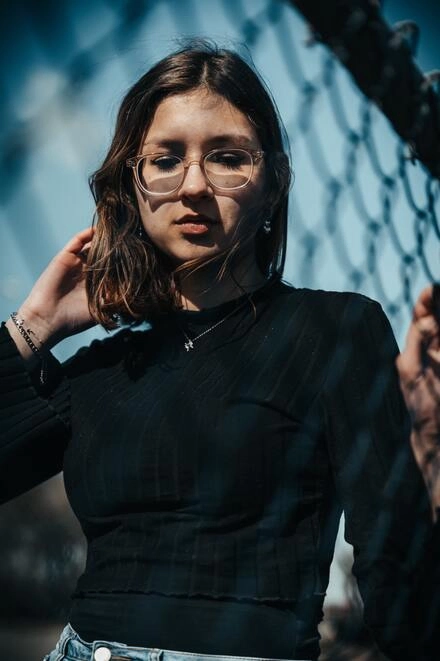 Portait d'une jeune femme ayant la vintaine avec des lunettes