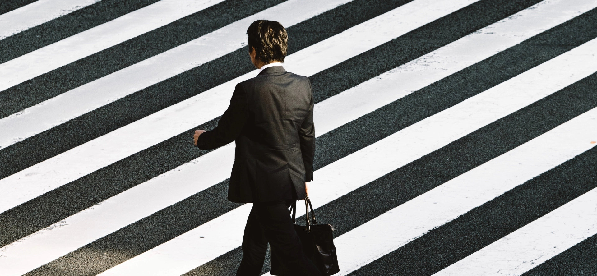 businessman traversant un passage piéton